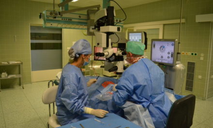 Oční oddělení Nemocnice Prostějov má nový operační mikroskop